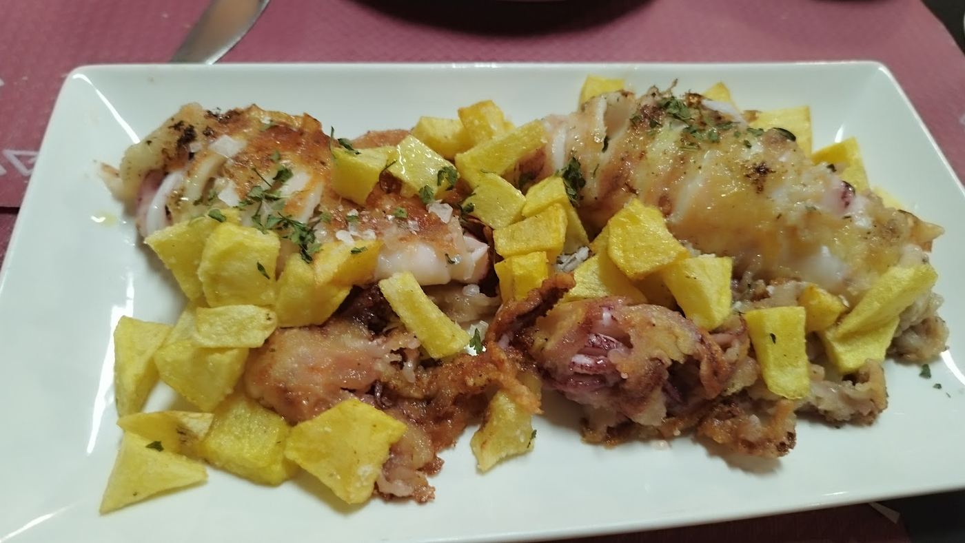 Plato de calamares a la plancha con patatas fritas, un clásico de nuestra cocina