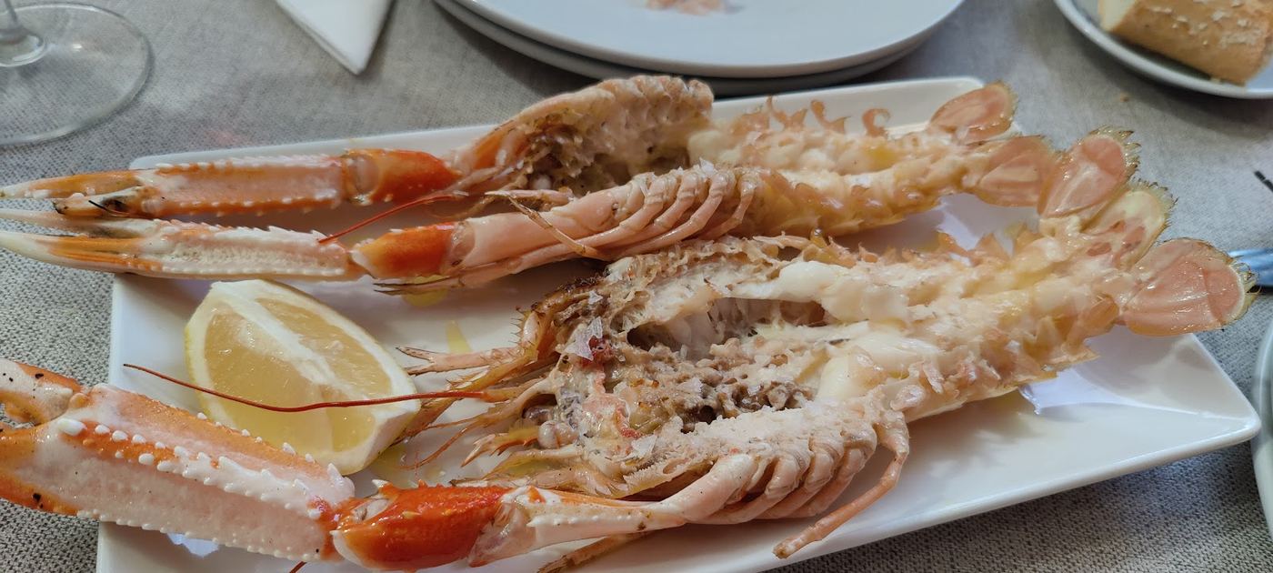 Cigalas a la plancha con limón, un plato sencillo y sabroso de marisco fresco